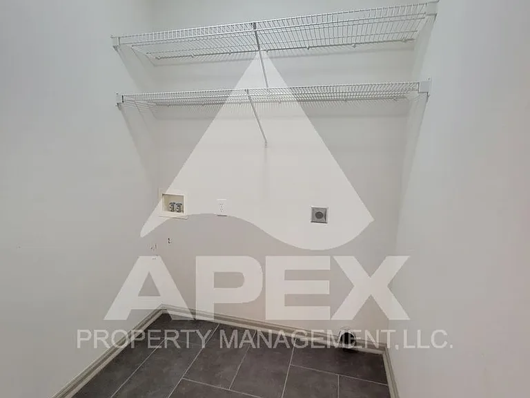 8140 Faircrest Ln — Photo 28