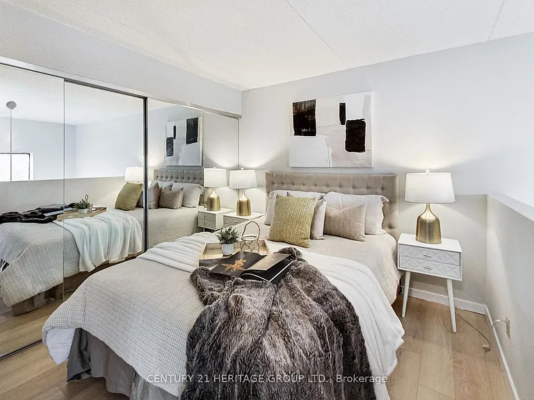 393 King St E #404 — Photo 16