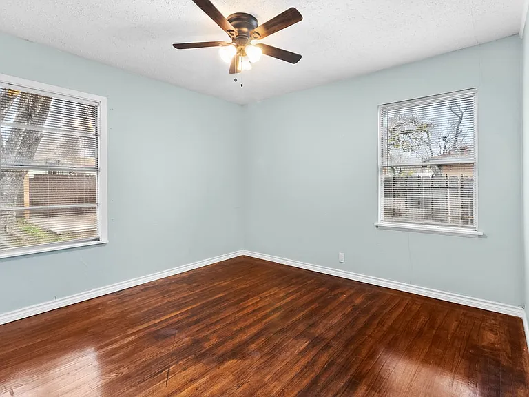527 Lively Dr — Photo 5