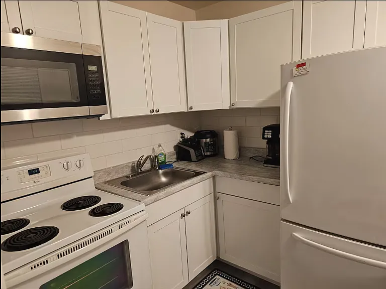 524 NE Crystal St #524 — Photo 4