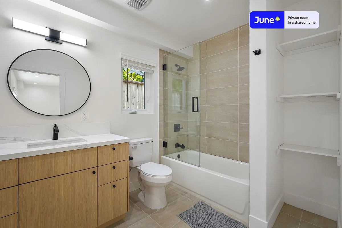 Queen bedroom in 3 bed/2 bath home in Hollywood #1858 A — Photo 4