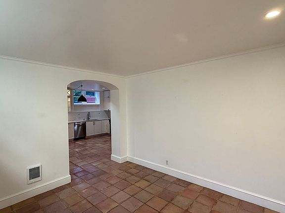 3rd image of 30 Eagle St