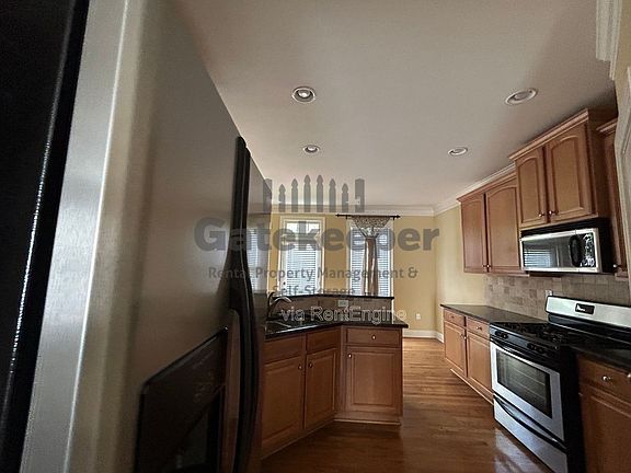 3rd image of 106 Lexington Vlg