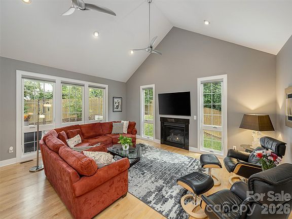 5th image of 8 Broadmoor Dr