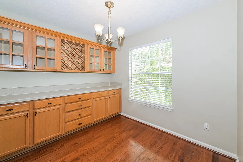 4 bed, 2.0 bath, 1641 sqft, $2,365 — Photo 3