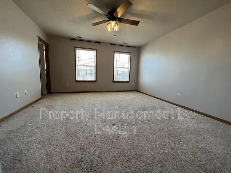 1005 NE Kamies Ln #1 — Photo 5