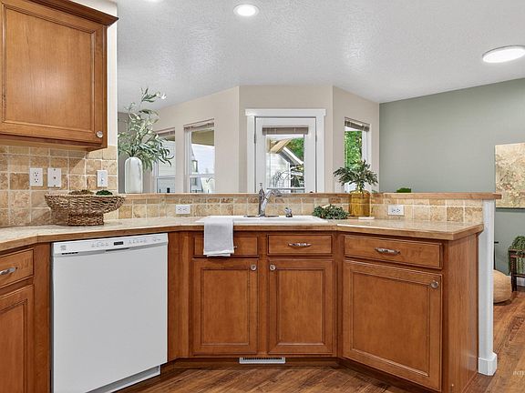 4th image of 6914 E Greens Dr