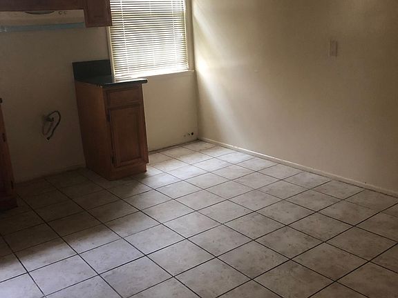 5th image of 433 W Queen St APT 6
