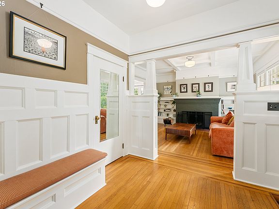 4th image of 923 SE Lambert St