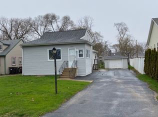 4704 W Lakeshore Dr, Mccullom Lake, IL 60050