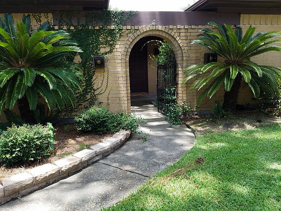 Unique front entrance!