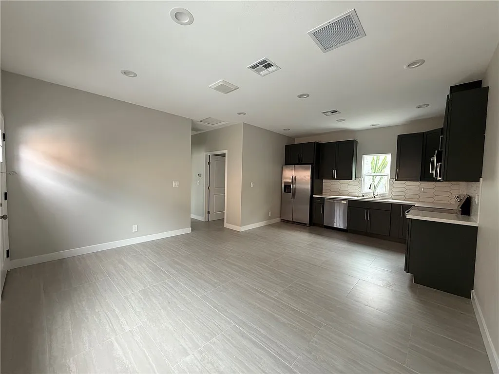2 bed, 729 sqft, $3,000 — Photo 3