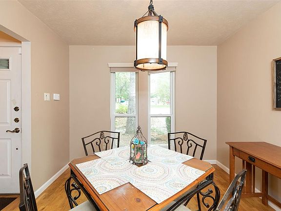 2nd image of 34 Tulip Hill Ct