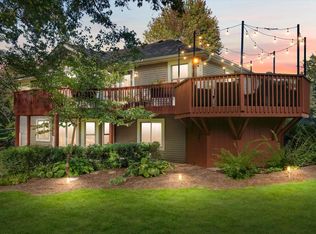 S77W29967 Crossgate Dr, Mukwonago, WI 53149