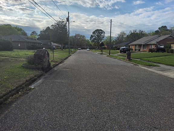 Exterior Neighborhood (street photo)