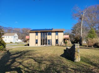 148 Old Black Point Rd E, Niantic, CT 06357