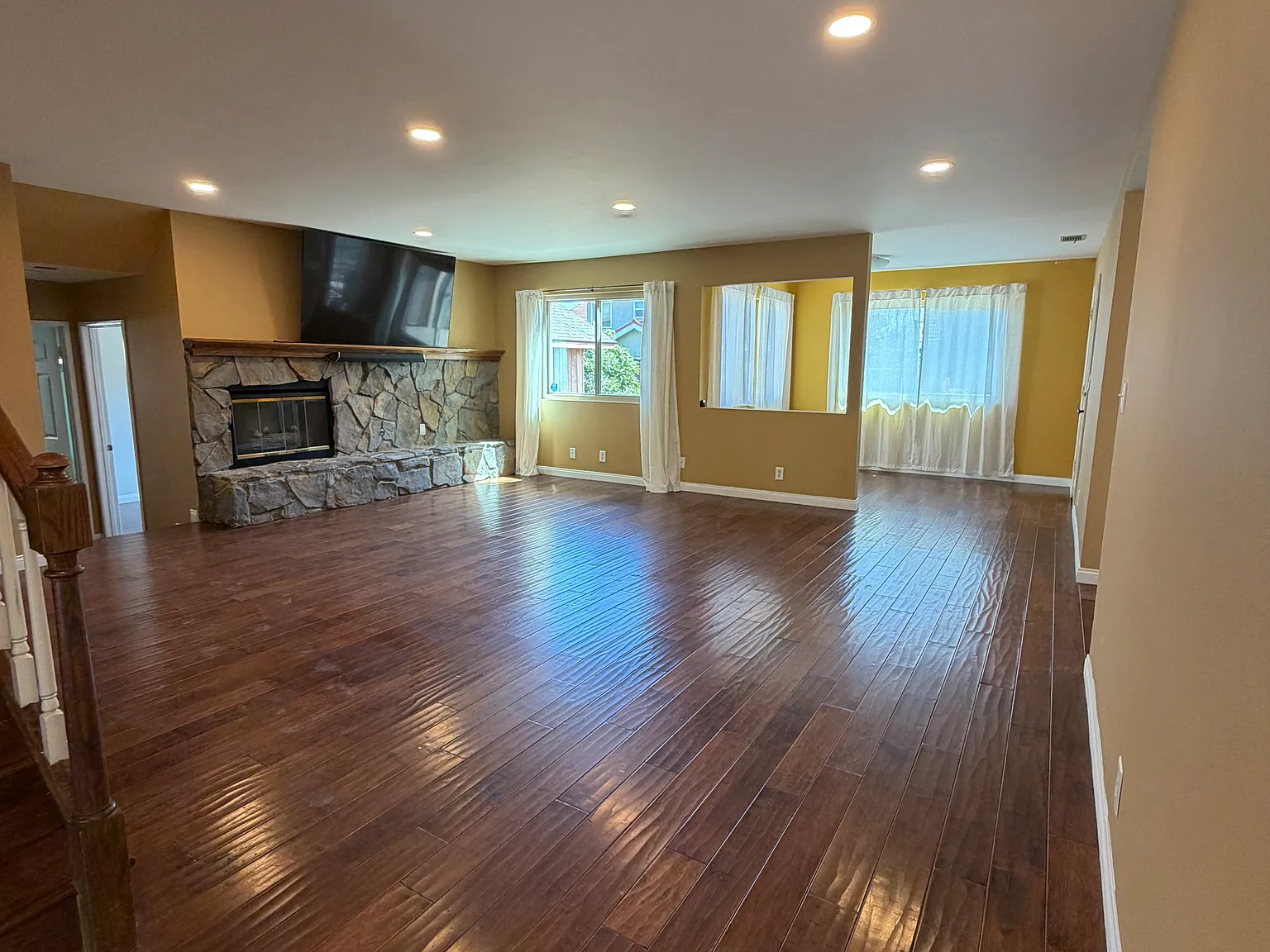 4 bed, 2711 sqft, $4,800 — Photo 4