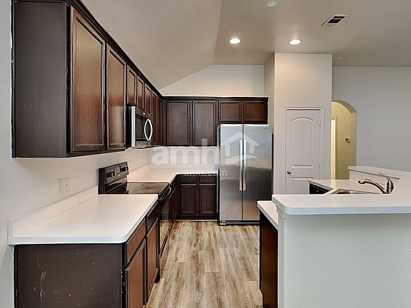 3rd image of 916 Mesa Vista Dr