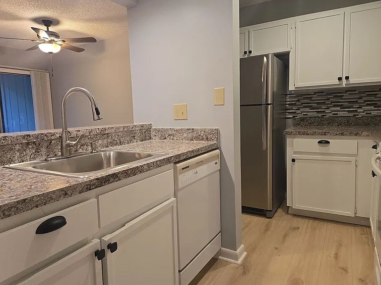 160 Live Oak Woods Ct #4D — Photo 6