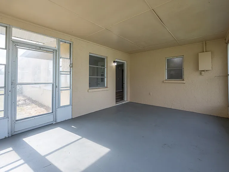 916 Gillespie St — Photo 5