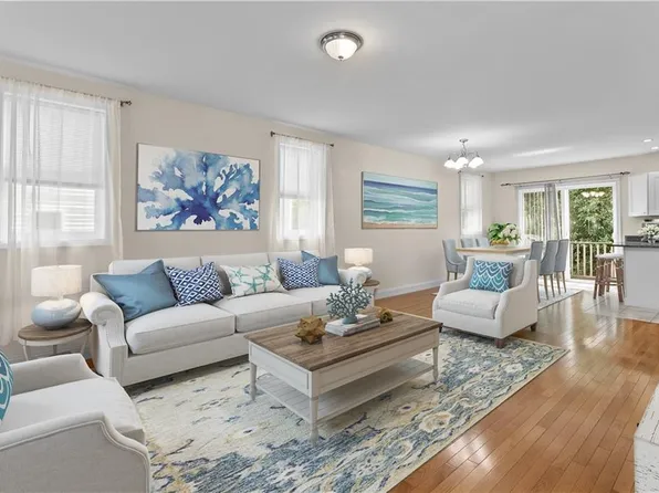 32 Seafare Ln, Portsmouth, RI 02871