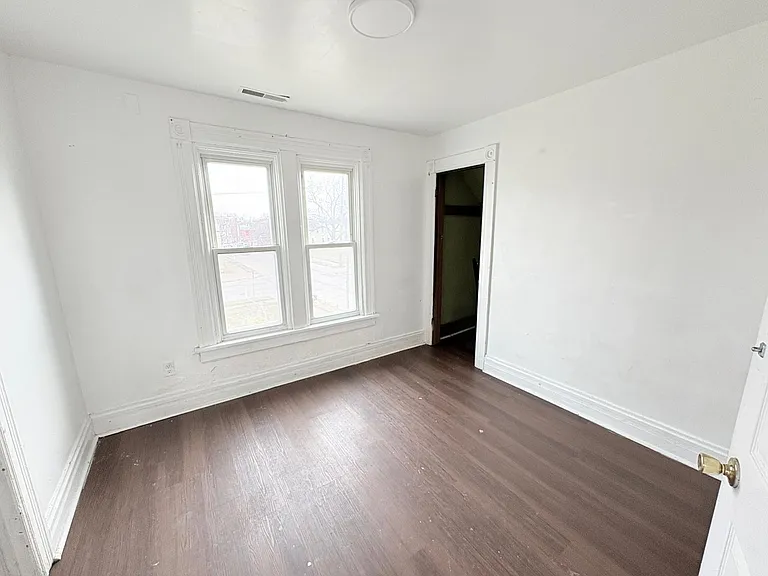 833 N Michigan St — Photo 14