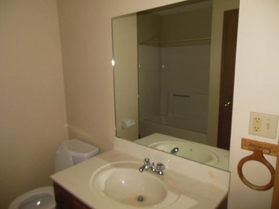 Full bath located between the two bedrooms