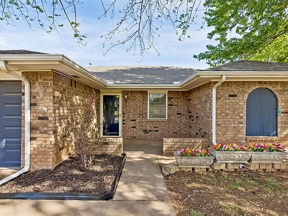 3rd image of 1616 E Shady Creek Dr