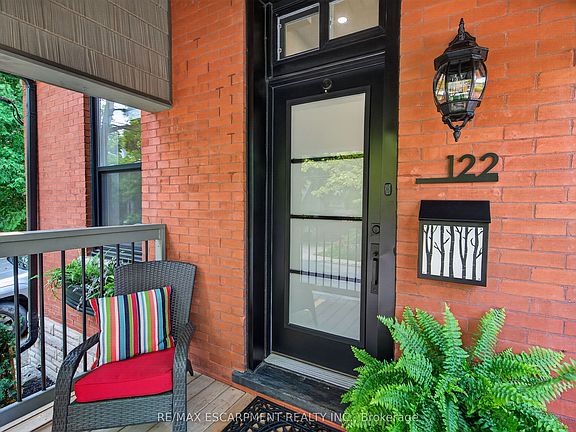3rd image of 122 Stuart St