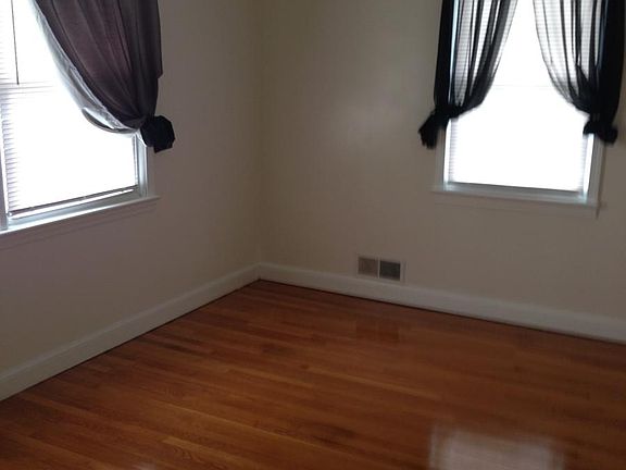 3rd image of 908 Carrollton Ave