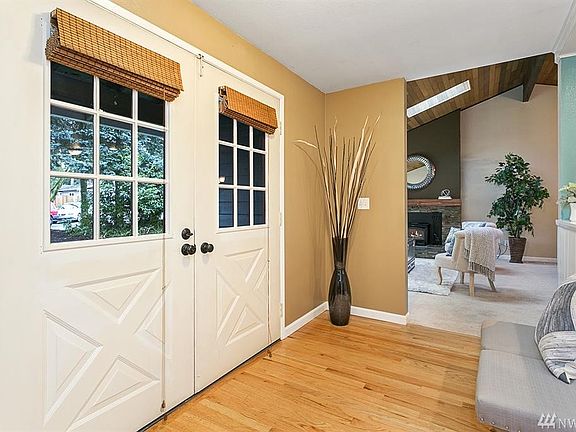Spacious entryway off the kitchen and living room.