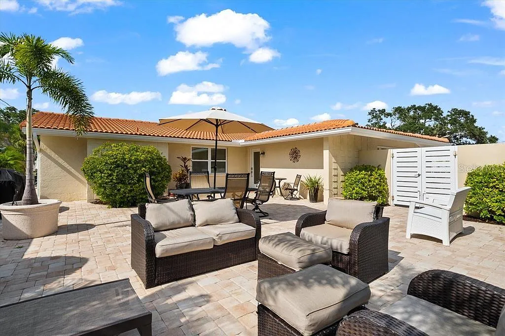 3 bed, 2.0 bath, 1704 sqft, $9,000 — Photo 3