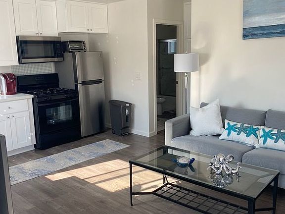 4th image of 403 1/2 Eucalyptus Dr