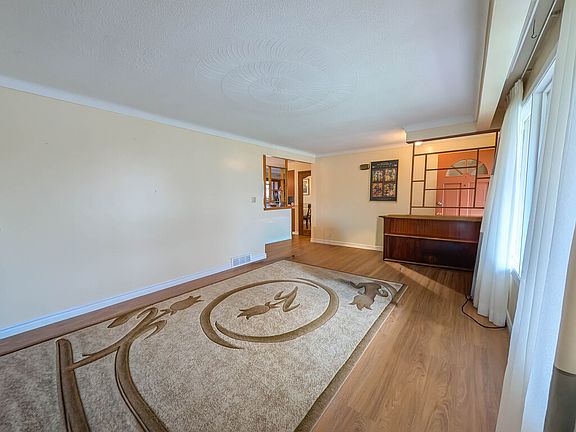 4th image of 127 Westwood Cres #1