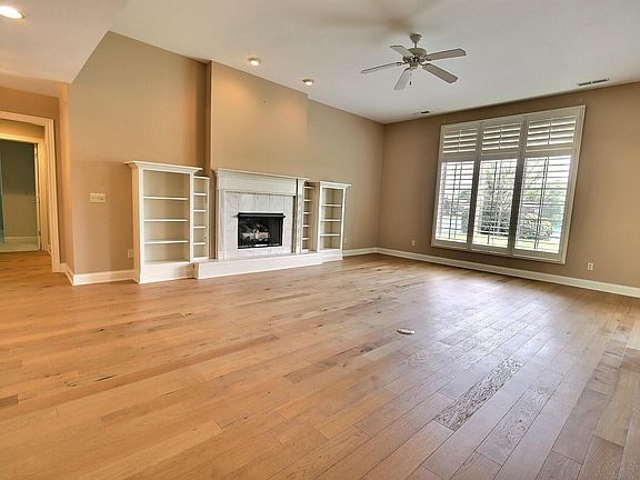 3rd image of 2933 Cunningham Dr