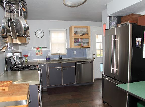 4th image of 626 W 39th Ter