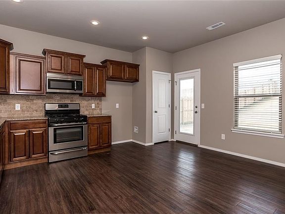 4th image of 408 Driftwood St