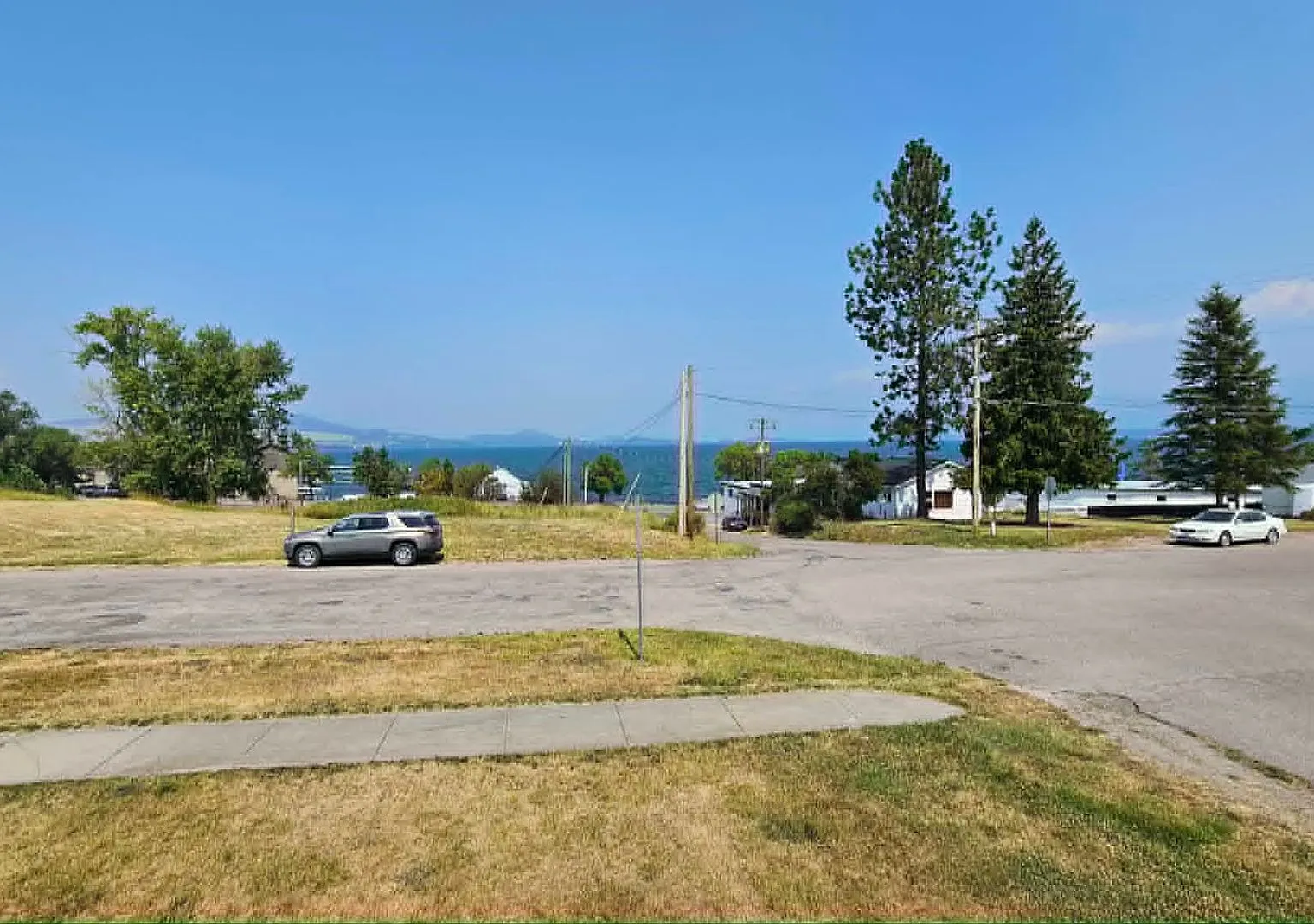 Corner Lot House with Lake Views — Photo 4
