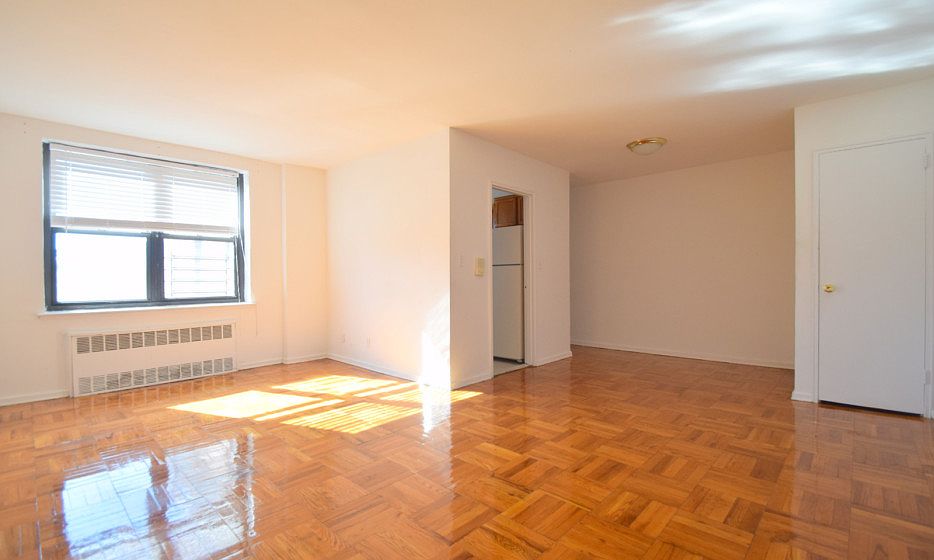 Harbor House - Living Room - F Line