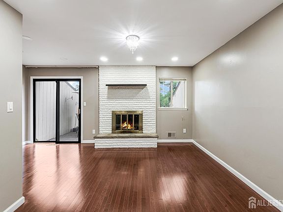 2nd image of 32 Chelsea Way