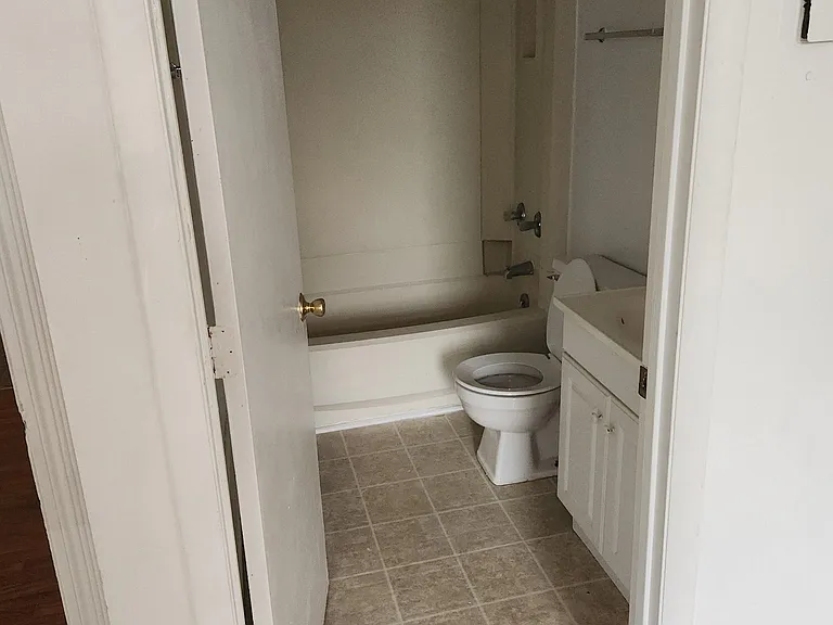 1021 E Main St #9 — Photo 4