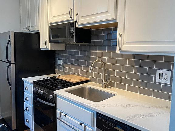 2nd image of 1510 N Greenview Ave APT 2R