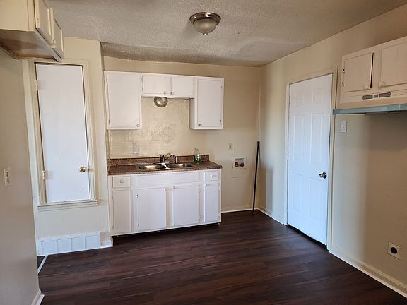 3rd image of 3955 Oakshire St
