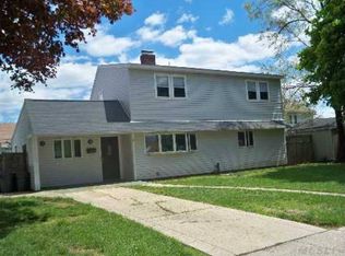 17 Jester Ln, Levittown, NY 11756