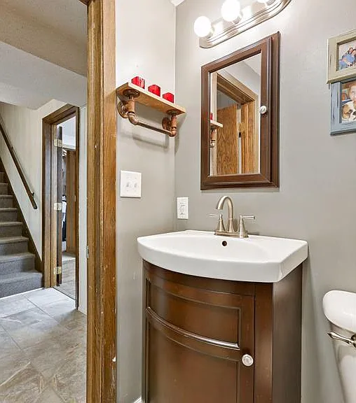 251 Stanley St E — Photo 2