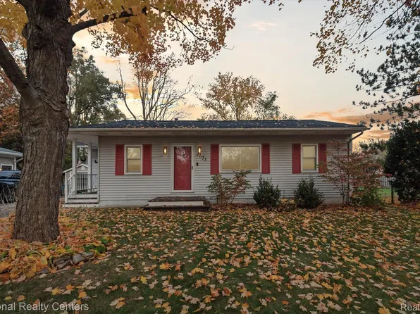 1651 Maddox St, West Bloomfield, MI 48324