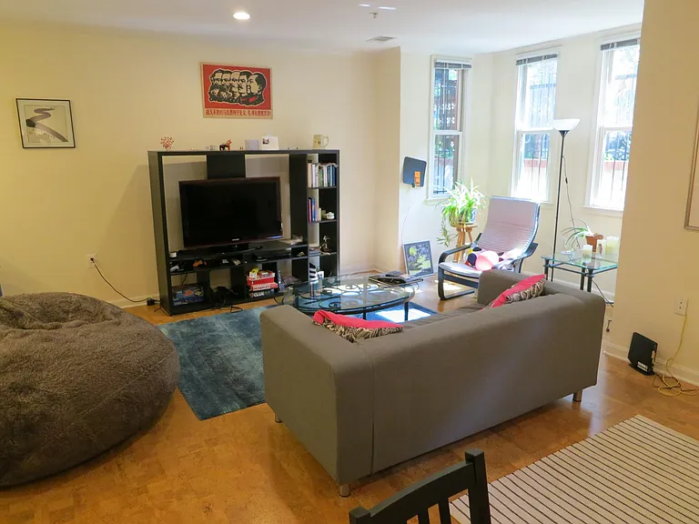 222 7th St NE #B — Photo 1