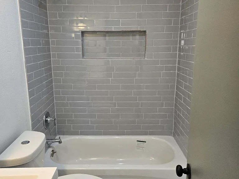 308 N Elm St — Photo 5
