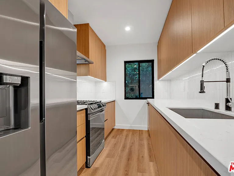 950 Havenhurst Dr #6 — Photo 23