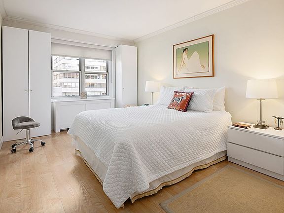 5th image of 220 E 60th St APT 12H
